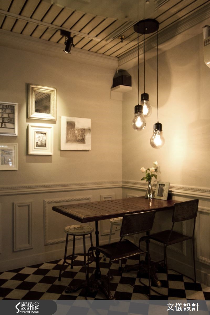 僅有 8 坪的精巧咖啡廳座落在捷運站裡，在龐雜煩亂的